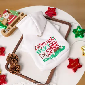 Detailansicht des weißen Haustier-Hoodies mit weihnachtlicher Elfen-Stickerei und weichem Stoff.