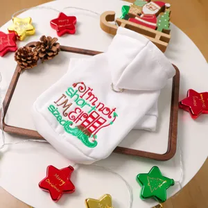 Niedlicher Haustier-Kapuzenpullover mit Weihnachtself-Bestickung für kleine Hunde und Welpen.
