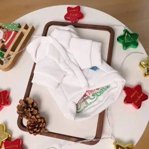 Weißer Haustier Hundehut mit süßem Weihnachtsmotiv, warme Winterkleidung für Welpen.