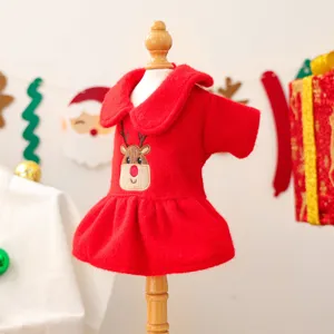 Rotes Haustierkleid Detail mit süßem gesticktem Rentiermuster, gemütliche Winterhundebekleidung.