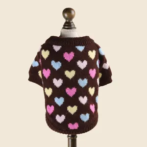 Suéter de punto marrón para mascotas con patrón de corazones coloridos, ropa de invierno abrigada.