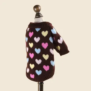 Vista detallada del suéter de punto para perros con patrones de corazones coloridos, ropa de invierno.