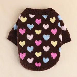 Detalle de primer plano del suéter de punto marrón para mascotas con corazones de colores.