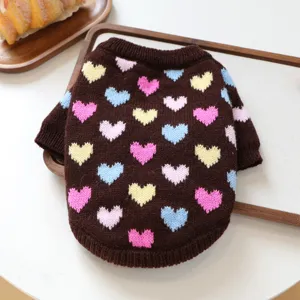 Lindo suéter de punto para perros pequeños marrón con corazones de colores, ropa de invierno.