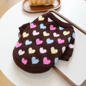 Detalle de jersey marrón para mascotas con corazones de colores, textura de punto suave para perros.