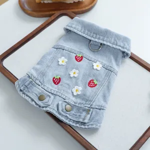 Süße Haustier Jeansjacke mit Erdbeerstickerei, ärmelloses Reversdesign für kleine Hunde Katzen.