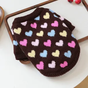 Vista detallada del suéter marrón para cachorro con corazones de punto, suave y cálido.