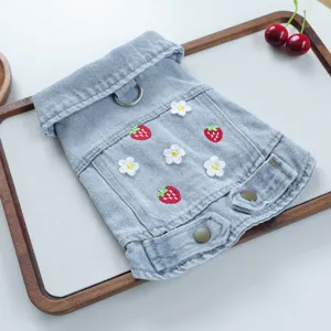 Nahaufnahme Detail der süßen Haustier Jeansjacke mit hübscher Erdbeer und Blumenstickerei.