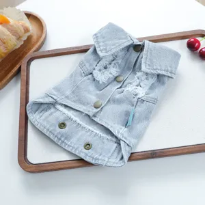 Detailansicht einer stylischen ärmellosen Jeansjacke mit Revers für Hunde und Katzen.