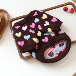 Suéter marrón para mascotas con patrón de corazones coloridos lindo invierno cálido ropa de punto