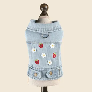 Nahaufnahme der süßen Jeans-Haustierweste mit hübscher Erdbeerstickerei und klassischem Revers.
