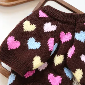 Vista detallada del jersey de punto marrón para mascotas con corazones de colores, abrigo de invierno.
