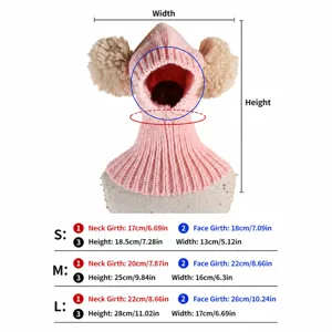 Vue détaillée du bonnet tricoté rose pour animaux montrant le tableau des tailles chiens.