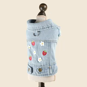Detailansicht der süßen Haustier Jeansjacke mit niedlicher Erdbeer und Blumenstickerei.