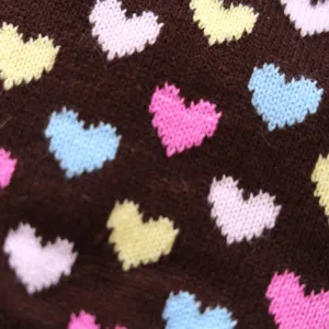 Primer plano detallado del lindo patrón de corazones tejidos de colores en la tela.
