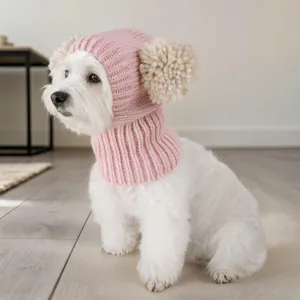 Mignon bonnet tricoté pour animaux de compagnie avec pompons moelleux, accessoire d'hiver chaud.