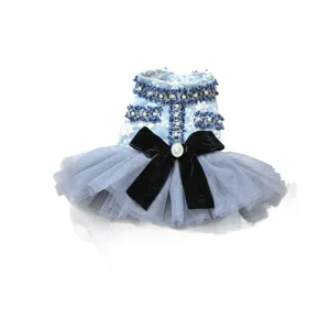 Hondenjurk prinsessenstijl blauwe tweed rok met parels en zwarte strik voor kleine puppy's.
