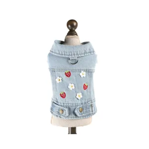 Süße Haustier Jeansjacke für kleine Hunde und Katzen mit süßer Erdbeer-Stickerei und Blumen.