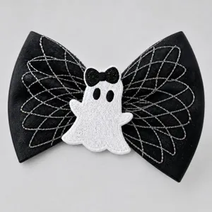 Accessorio per animali Halloween con ricamo argento, vista dettagliata del fiocco.