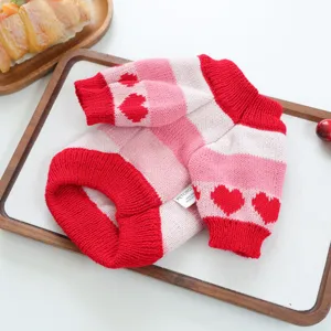 Lindo suéter de punto para mascotas con rayas rojas rosadas y corazones para perros pequeños.