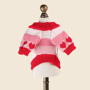 Bonito jersey de punto para mascotas con rayas rosas y corazones rojos para perros pequeños.
