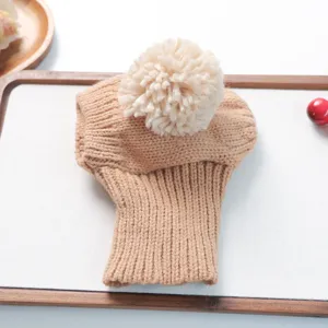 Gros plan bonnet tricoté pour animal, design pompon mignon, accessoire doux chaud.