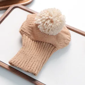 Vue de détail du joli bonnet pour animal, accessoire chaud à pompon chat chien kaki.