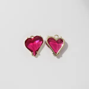Nahaufnahme von facettierten Herz-Kristallanhängern mit Goldmetallrahmen für DIY Schmuck.