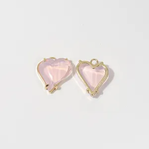 Nahaufnahme des facettierten rosa Herzanhängers mit goldener Fassung für Modeschmuck.