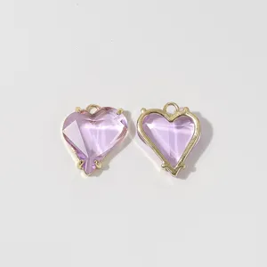 Detailansicht des exquisiten facettierten lila Herz Kristall Anhängers mit goldener Fassung Schmuck.