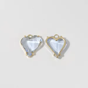 Nahaufnahme des facettierten Herzanhängers mit goldener Metallfassung für DIY-Schmuck.