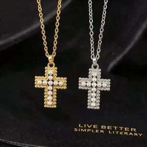 Gedetailleerd overzicht van stijlvolle parel strass kruis ketting, elegante sieraden.