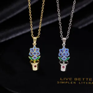 Detailansicht der bezaubernden Emaillierten Blumen Topf Anhänger Halskette in Gold und Silber.