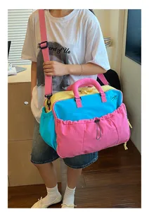 Nahaufnahme der bunten Reisetasche mit Umhängegurt und Fronttasche im Innenbereich.