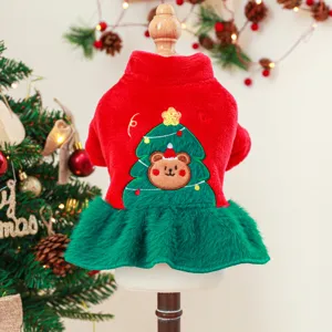 Carino abito in peluche per animali con albero di Natale e ricamo di orsetto per cani piccoli.