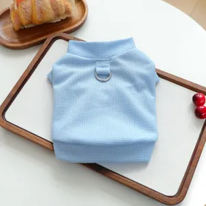 Détail pull pour animal en tricot gaufré bleu, vêtement confortable chien chat avec anneau.