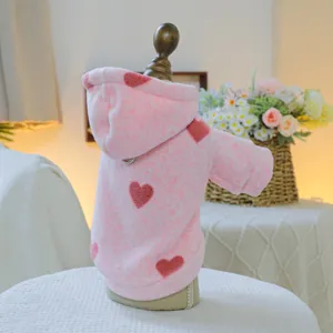 Vista detallada de la sudadera rosa para mascotas con corazones rojos y forro polar cálido.