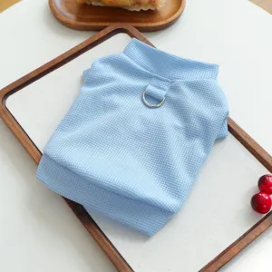 Gros plan détaillé des vêtements pour animaux gaufrés bleu clair avec anneau en D.