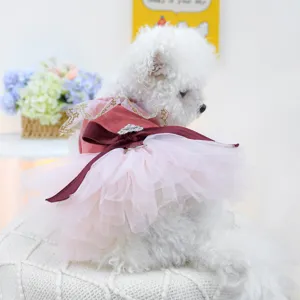 Gedetailleerd overzicht van de elegante gelaagde prinsessenjurk voor huisdieren met strik.