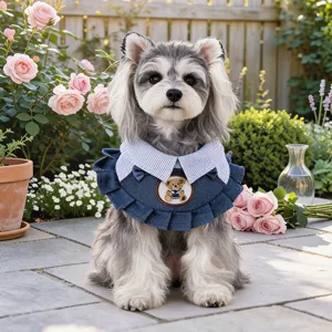 Grazioso bavaglino in denim per animali con colletto a righe e toppa di orsetto per cani.
