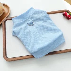 Vêtements pour animaux en gaufre bleu clair pour petits chiens chats avec anneau en métal.