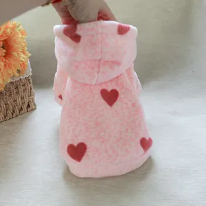 Sudadera con capucha rosa para mascotas con estampado de corazones rojos y cachorros.