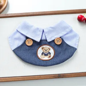 Grazioso bavaglino per animali con colletto a righe blu e ricamo orsetto denim per piccoli cani.