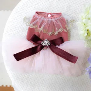 Mooie roze huisdier hond prinses jurk met gelaagde mesh tutu en koninklijk strik design