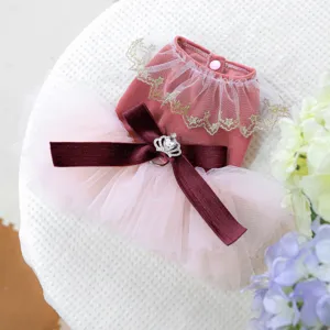 Schattige roze huisdier hond jurk met tule tutu, fluwelen strik en kroon voor puppy detail