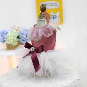 Roze fluwelen huisdierenjurk met gelaagde tule tutu, kantkraag en sierlijke strik.