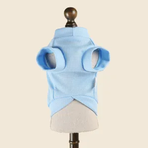 Detail de t-shirt gaufre bleu pour animal de compagnie en tricot doux chiens chats.