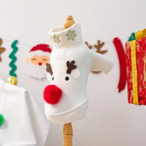 Detailaufnahme des weißen niedlichen Haustier Weihnachts Rentier Kostüms für Hunde.