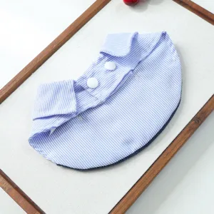 Bavaglino con colletto di camicia per animali a righe blu, simpatico stile college.