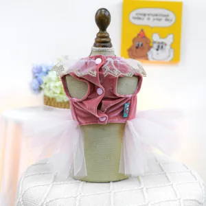 Schattige roze fluwelen huisdierenjurk met tule rok, elegante kanten koninklijke jurk voor pups.
